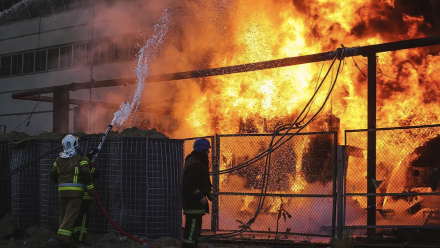 Incendio después de un bombardeo en Kiev, este 18 de octubre. (EFE/EPA/Servicio de Emergencia de Ucrania)