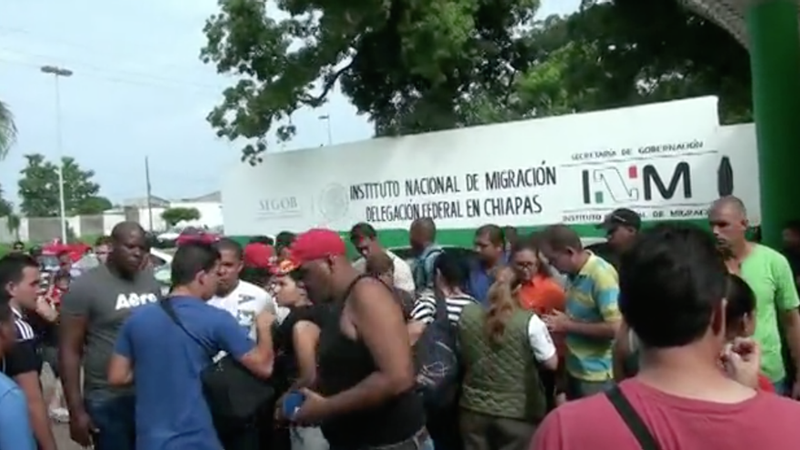 Cubanos esperando su salvoconducto a las puertas del Instituto Nacional de Migración en Tapachula. (Martí TV/captura de pantalla) 