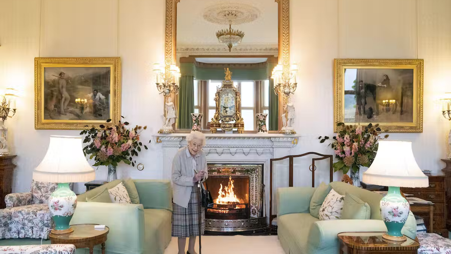 La reina Isabel en su salón de dibujo en Balmoral esperando el juramento de Liz Truss como primera ministra, el 6 de septiembre de 2022. (Jane Barlow/PA Images/Alamy Stock Photo)
