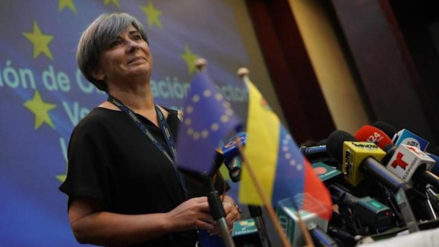 Isabel Santos, jefa del grupo de observadores de la UE, presentó el informe en una conferencia de prensa. (EFE)