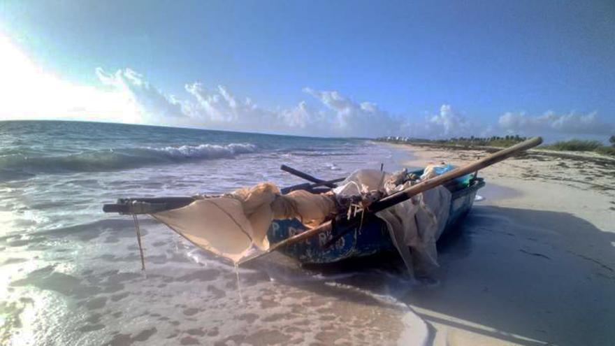 En esta balsa llegaron este martes a Isla Mujeres, en Cancún, un profesor de computación y dos pescadores cubanos. (MacrixNoticias)
