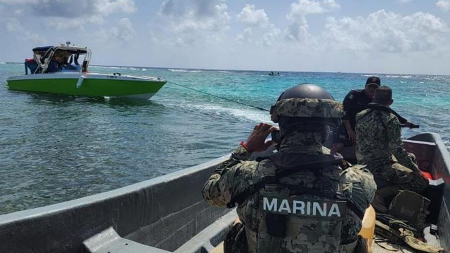 Tres balseros cubanos que fueron avistados a cinco millas de la Isla Pérez, en el golfo de México, fueron rescatados por la Marina. (Semar)  