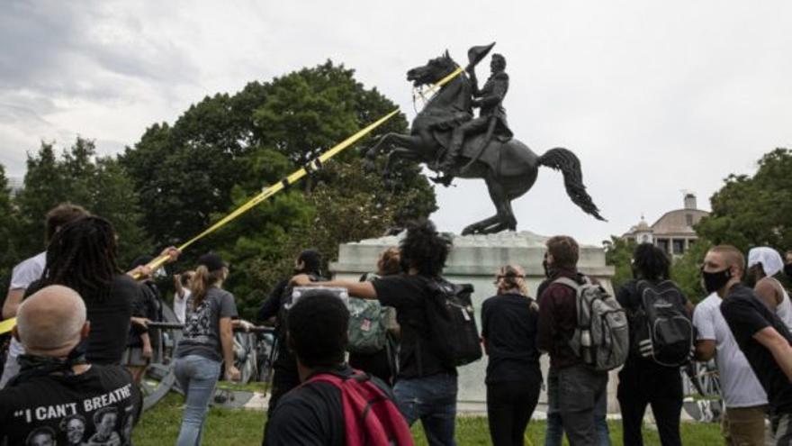La estatua de Jackson se erige en el parque Lafayette, epicentro de las protestas raciales en Washington por su ubicación, justo enfrente de la residencia que ocupa Donald Trump. (EFE)