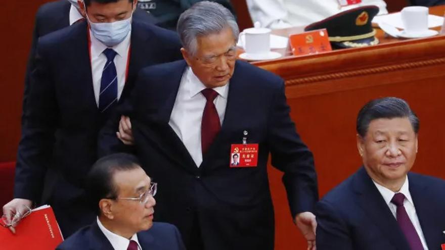 El expresidente chino, Hu Jintao, fue escoltado para abandonar el XX Congreso del Partido Comunista chino.(EFE)