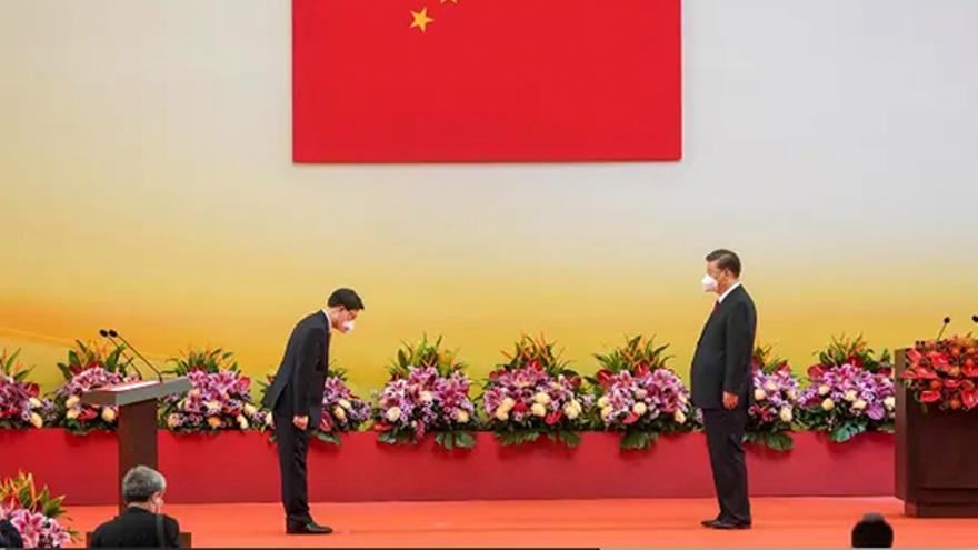 John Lee saluda el presidente chino Xi Jinping. (EFE)