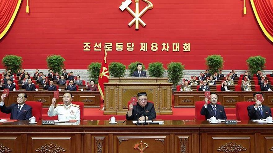Kim Jong-un (centro) preside el Congreso del Partido de los Trabajadores de Corea del Norte. (EFE)