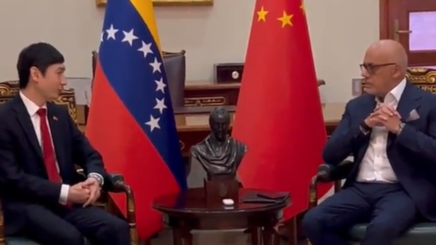Jorge Rodríguez y el embajador de China en Caracas, Lan Hu, revisaron la agenda bilateral parlamentaria. (Captura Twitter/ @jorgerpsuv)