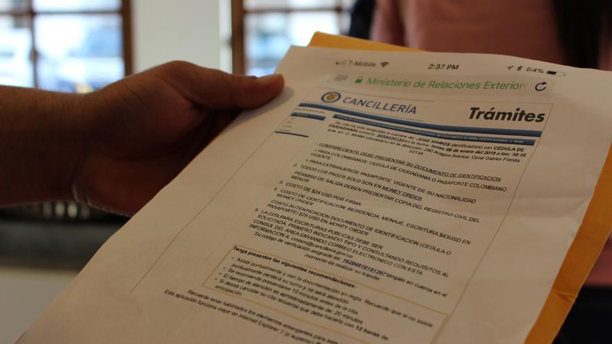 José Miguel Ramos muestra una página con los requisitos para obtener la visa colombiana. (14ymedio)