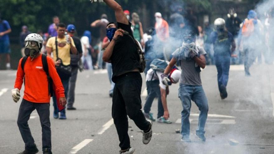 Jóvenes se manifiestan contra el Gobierno de Nicolás Maduro en Venezuela. (EFE)