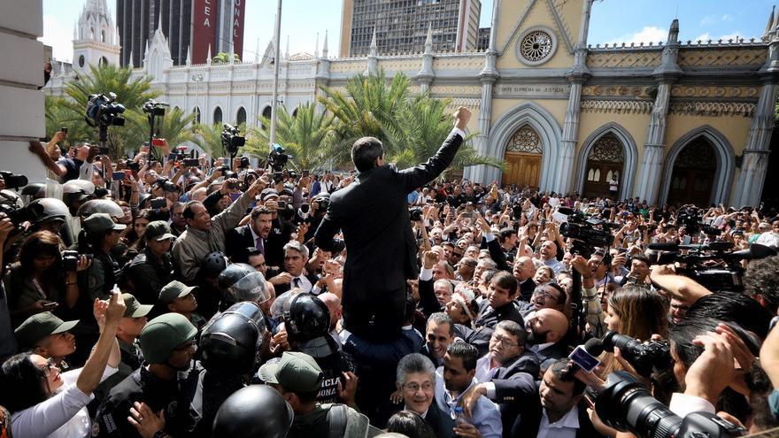 Juan Guaidó tuvo que enfrentarse a la Guardia Bolivariana, que le impedía el acceso al Parlamento. (jguaido)