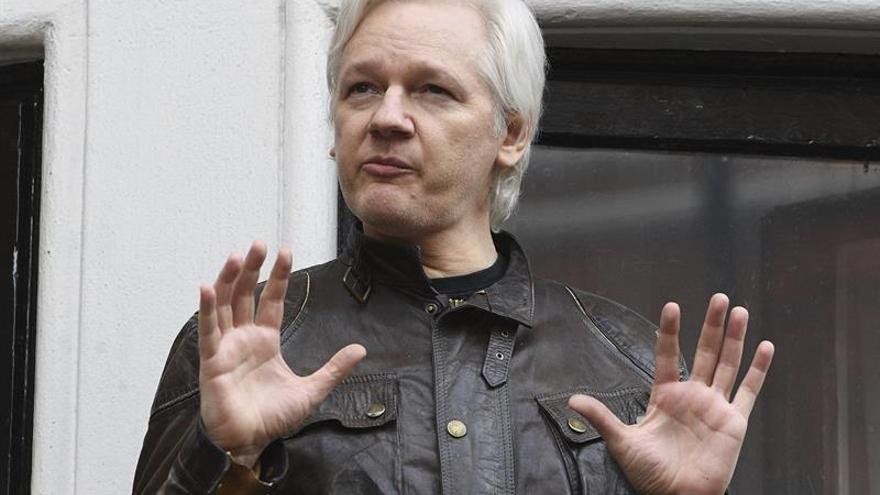 Julian Assange podría abandonar la embajada de Ecuador en Londres desde ahora al no haber una orden de detención contra él. (EFE)