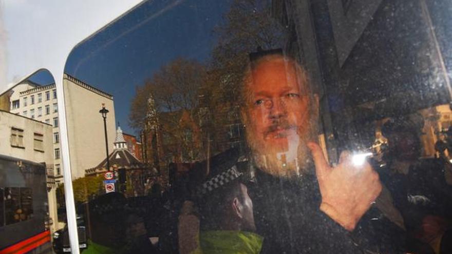 Julian Assange en el furgón policial momentos después de su detención. (EFE/ Stringer)