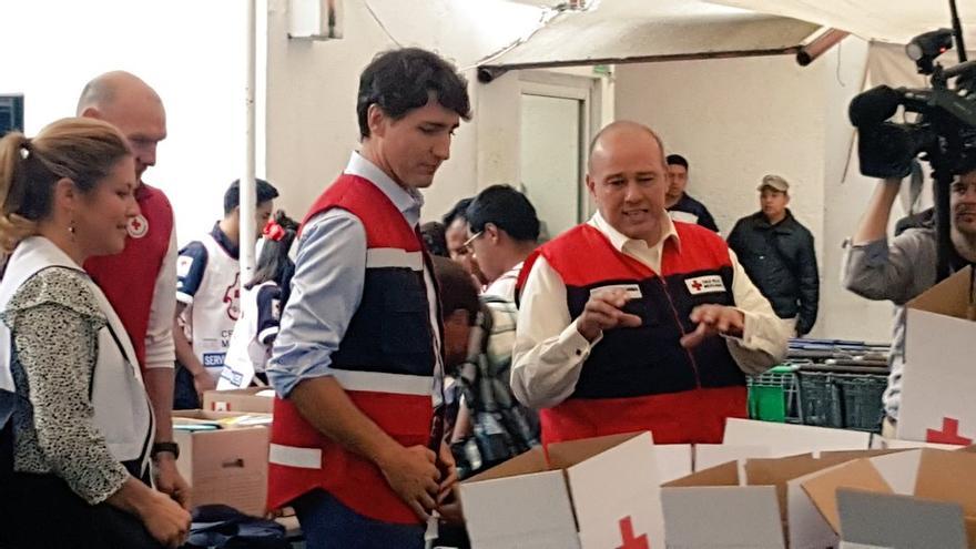 Justin Trudeau, primer ministro canadiense, repartió ayudas de Cruz Roja a los damnificados por los terremotos durante su visita a México. (@CruzRoja_MX)