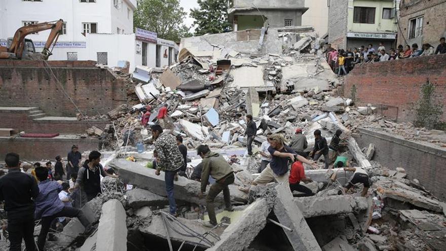 Kathmandu (Nepal) la gente busca sobrevivientes entre los escombros EFE/EPA/NARENDRA SHRESTHA