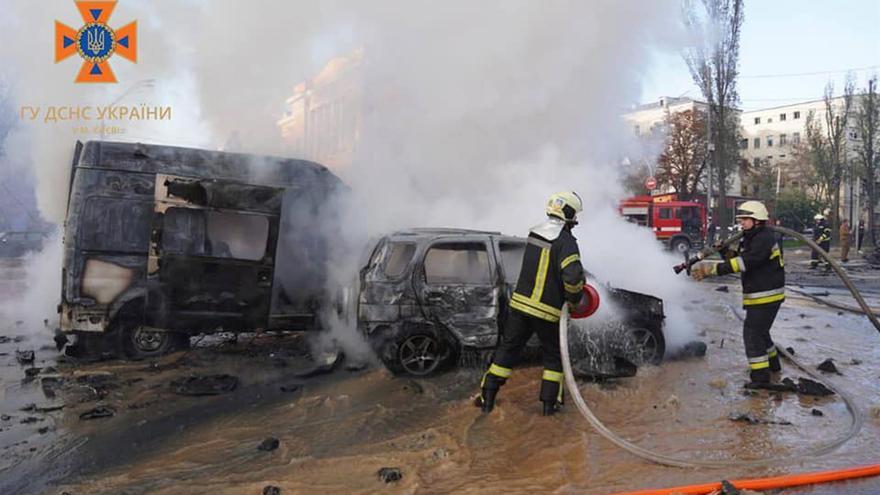 Los bomberos sofocan un incendio en Kiev generado por el lanzamiento de proyectiles rusos. (EFE)