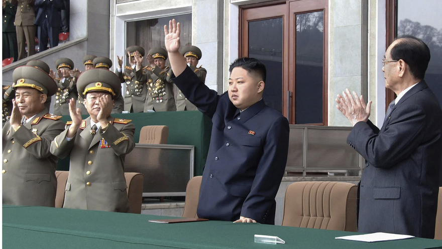 Kim Jong-un (c) en una imagen de 2012, durante la celebración del centenario del nacimiento de su abuelo, Kim Il-sung, en Pyongyang. (EFE/KCNA)