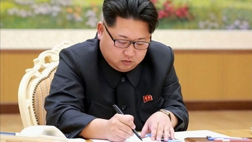 El líder norcoreano Kim Jong-un durante la firma de la orden para la prueba de la bomba de hidrógeno, en una fotografía sin fecha publicada por la agencia North Korean Central.