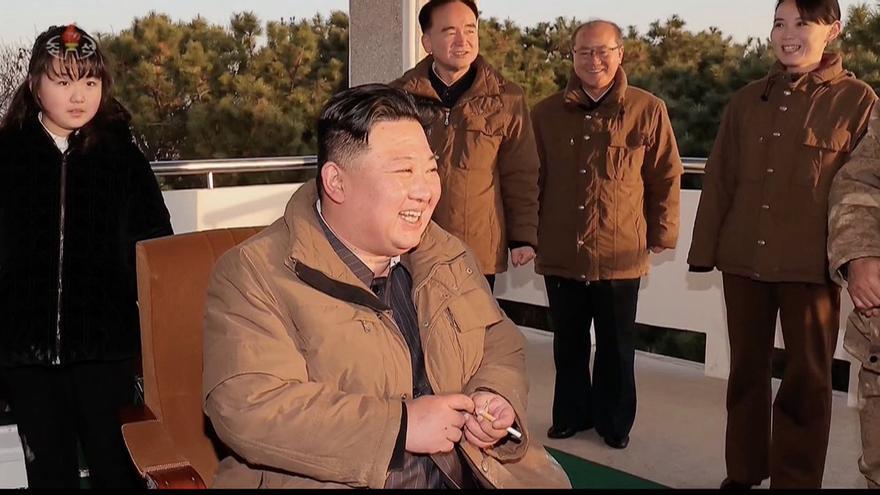 Las imágenes muestran que Kim Jong-un presenció el ensayo acompañado nuevamente por su hija. (KCNA)
