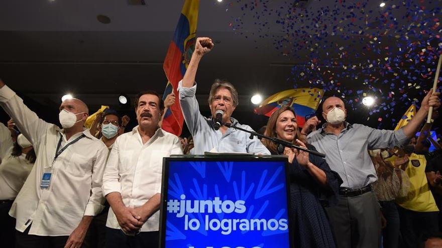 Lasso se ha dado por vencedor cuando el escrutinio de un 97,22% de los votos le concedía una diferencia de 5,03 puntos sobre su rival correísta Andrés Arauz. (EFE/ Santiago Fernández)