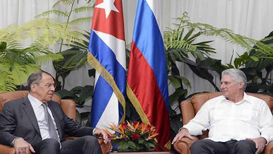 Lavrov junto a Díaz-Canel en una visita a La Habana. (Prensa Latina)