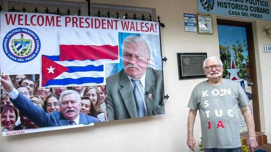 Lech Walesa en Miami, vistiendo una camiseta donde se lee Constitución en polaco. (EFE)