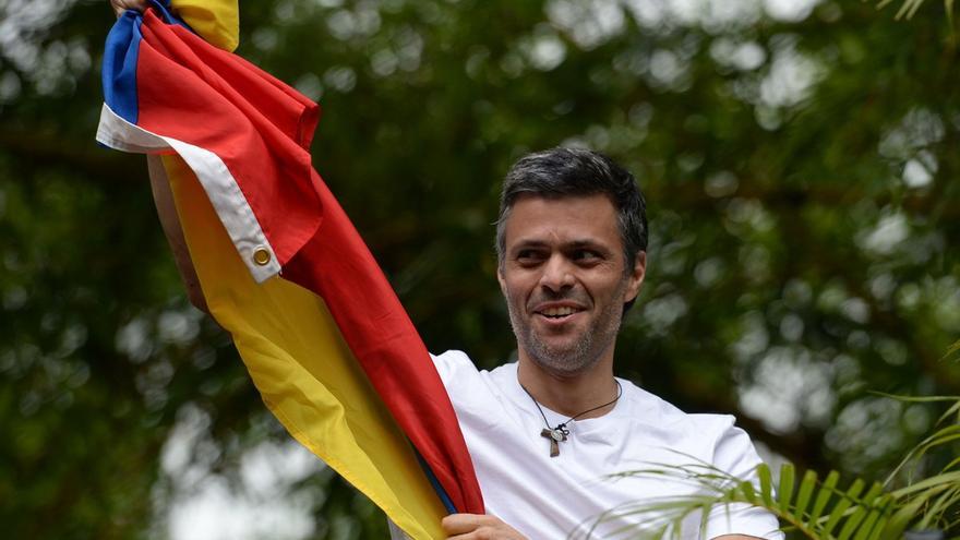 Leopoldo López saluda a los venezolanos que se congregaron frente a su casa para agradecer su excarcelación. (EFE)