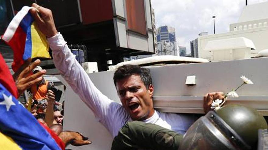 El opositor venezolano Leopoldo López a su llegada al Palacio de Justicia de Caracas. (Facebook)
