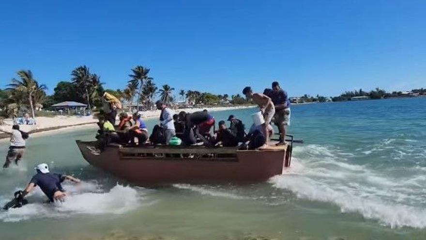 Llegada a Florida de una embarcación con 21 balseros cubanos. (Yandy’s Lawn Maintenance/Facebook/Captura)