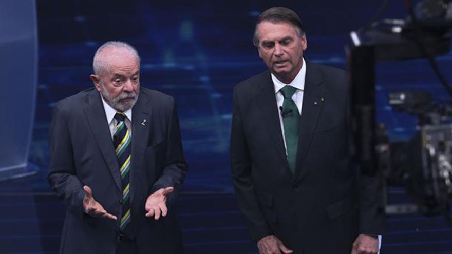 Lula y Bolsonaro se miden este domingo en una segunda vuelta de las elecciones en Brasil. (EFE)