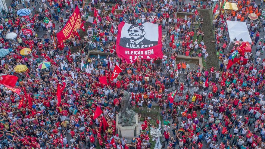 Lula estuvo acompañado en Curitiba por un buen número de seguidores que lo apoyan. (Ricardo Stuckert)