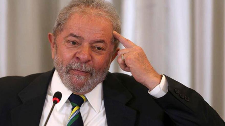 El liderazgo de Lula en las encuestas de intención de voto coincide con la subida de la reprobación del Gobierno de Bolsonaro. (EFE)