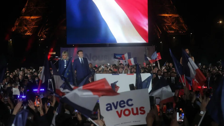 Macron habló frente a la Torre Eiffel, a la que llegó de la mano de su esposa Brigitte y rodeado de un grupo de niños entre las notas del Himno a la Alegría, el himno europeo. (EFE)