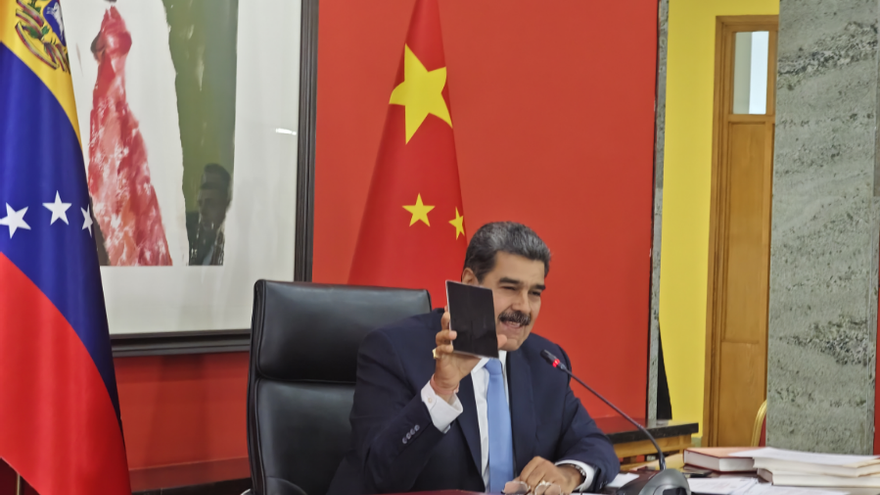 Maduro muestra a la prensa en Pekín su nuevo teléfono Huawei, regalado por el mandatario chino. (EFE)