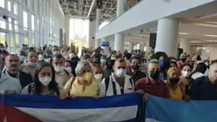 Maestros cubanos a su llegada a Tegucigalpa, el pasado diciembre. (Gobierno de Honduras)