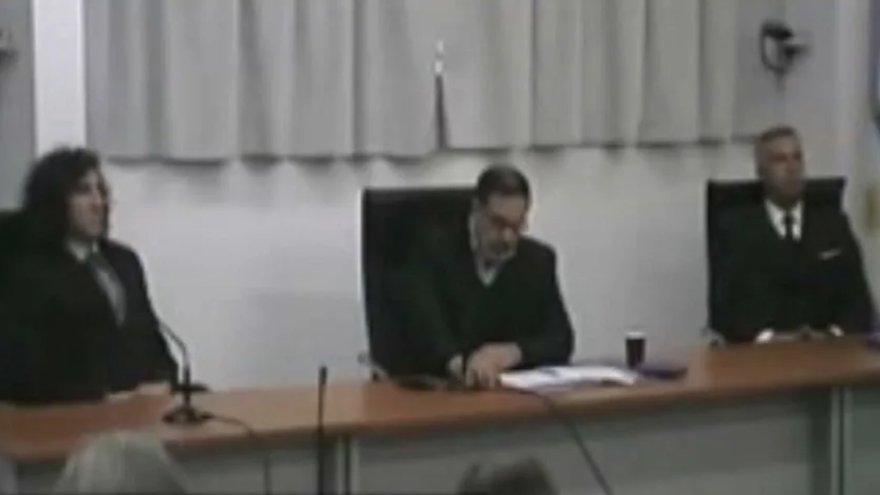 Magistrados del Tribunal Oral Federal 2 de San Martín, Buenos Aires, durante el juicio telemático a los ex militares. (Captura/EFE)