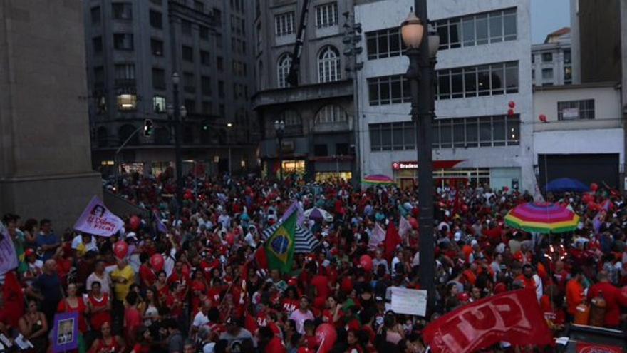 Manifestación este jueves en defensa de la presidenta Dilma Rousseff. (@inst_lula)