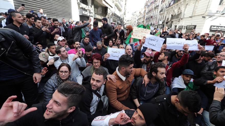 Manifestantes argelinos corean cánticos este domingo en Argel en contra de la candidatura de Abdelaziz Buteflika para optar a un quinto mandato como presidente. (EFE)