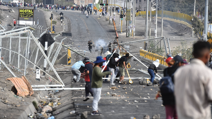  Manifestantes bloquean una calle durante una protesta contra el Gobierno de la presidenta Dina Boluarte en Arequipa (Perú). (EFE/José Sotomayor Jiménez)
