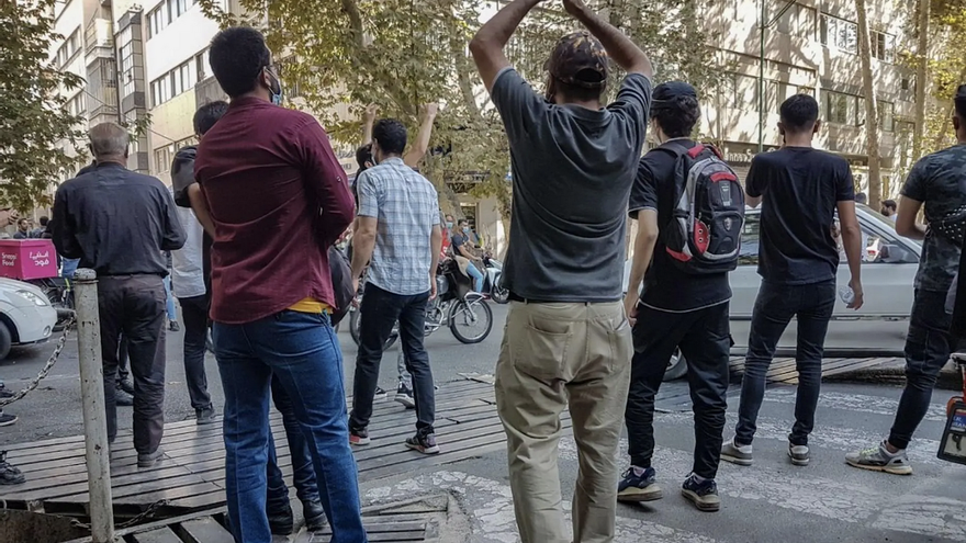 Manifestantes se enfrentan con la policía durante una protesta por la muerte de la joven iraní Mahsa Amini en Teherán el pasado 9 de octubre de 2022. (EFE/EPA/Stringer)