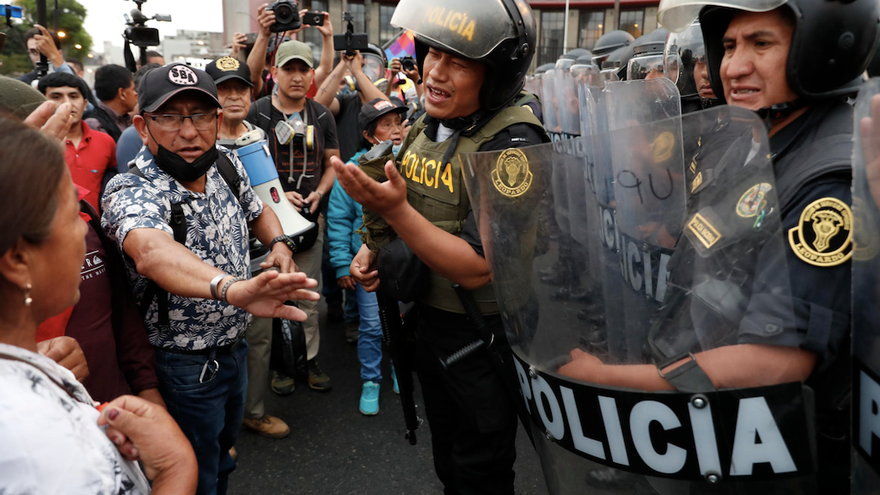 Manifestantes se enfrentan con miembros de la Policía durante una protesta en Lima (Perú). (EFE/Paolo Aguilar)