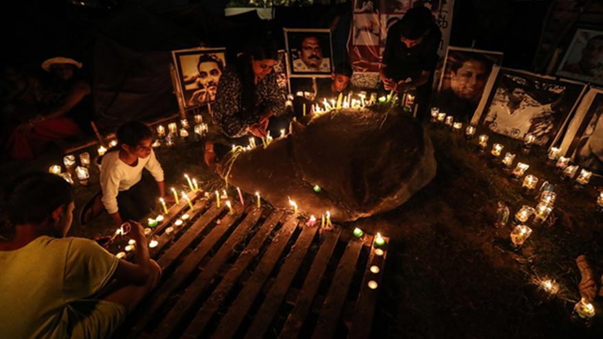 Manifestantes antigubernamentales de Sri Lanka celebran una vigilia en recuerdo de aquellos que han perdido la vida durante las masivas protestas. (EFE)