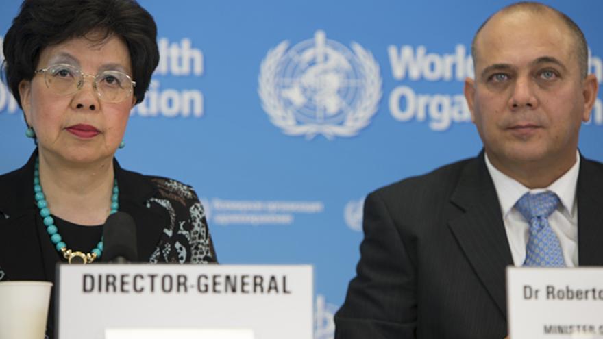 Margaret Chan y Roberto Morales en rueda de prensa en Ginebra. (WHO/M. Missioneiro)