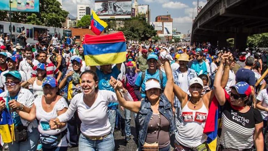 La opositoria María Corina Machado (tercera por la izquierda) en una reciente marcha de protesta en Venezuela. (Vértice)