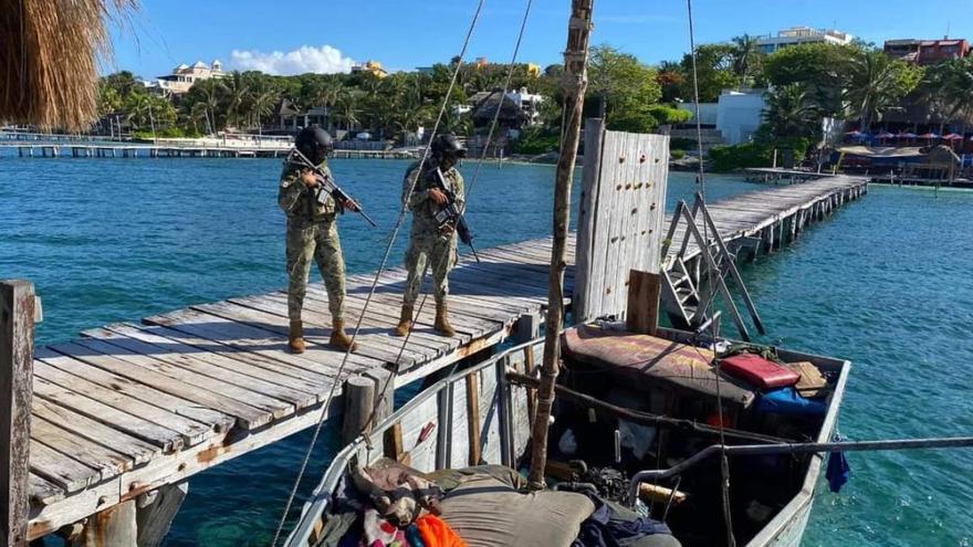 El pasado 25 de agosto efectivos de la Marina realizaron recorridos por Isla Mujeres en busca de los cubanos que abandonaron una balsa en la playa. (Semar)
