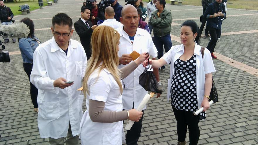 Médicos cubanos en Bogotá. La doctora de la derecha tiene 27 semanas de embarazo y no quiere dar a luz en Colombia, como le sucedió a una compatriota hace unas semanas. (Dened Vega para 14ymedio)