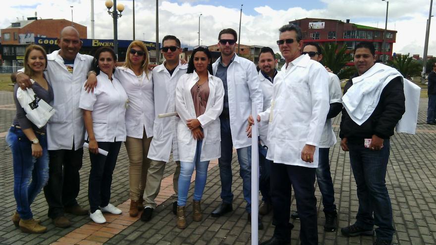 Médicos cubanos este sábado en la manifestación en Bogotá por un visado a EE UU. En el centro, nuestra entrevistada, Dened. (Dened Vega)