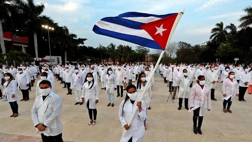 Médicos y enfermeros del Contingente de Médicos 'Henry Reeve' en un acto en La Habana antes de viajar a Italia para ayudar en la pandemia del covid-19. (EFE)
