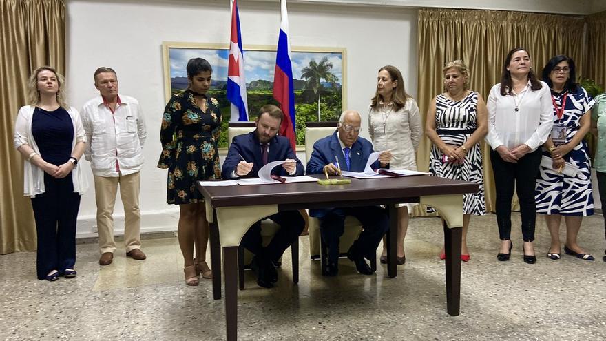 Firma del Memorando sobre el entendimiento mutuo para la realización de la Iniciativa de Inversión Ruso-Cubana. (Embajada de Rusia en Cuba)