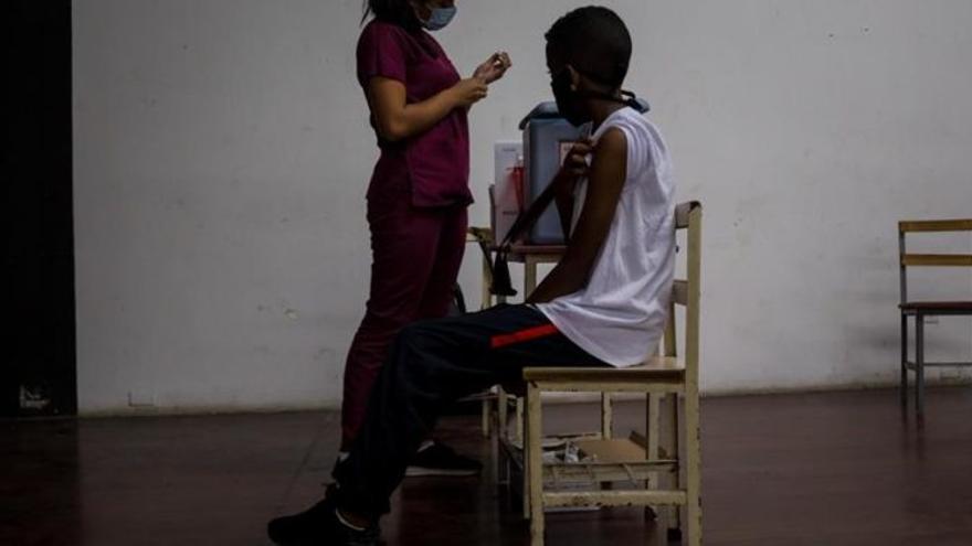 Menores de edad asisten a un centro de vacunación en una escuela, este lunes en Caracas (Venezuela). (EFE/Miguel Gutiérrez)