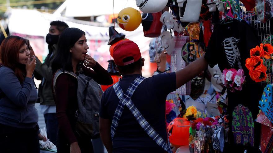 A pesar de que México está fuertemente influenciado por la cultura estadounidense, la tradicional festividad del Día de Muertos ha resistido y coexistido junto a la celebración de Halloween en un sincretismo, tal vez, único en el mundo. (EFE/ Mario Guzmán)